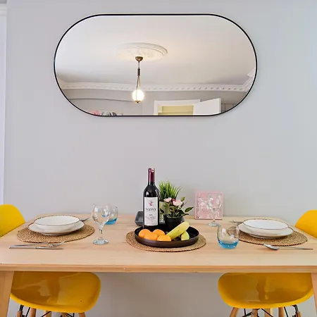 Taksim Istiklalin Kalbinde Konforlu Netflix Wifi