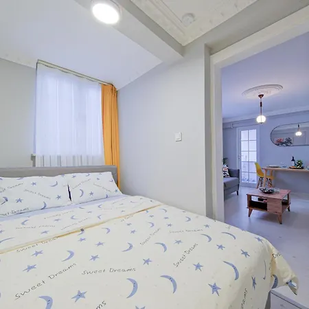 Taksim Istiklalin Kalbinde Konforlu Netflix Wifi Apartment