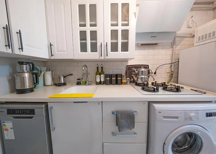 Taksim Istiklalin Kalbinde Konforlu Netflix Wifi Istanboel